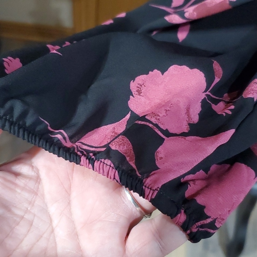 Torrid cold shoulder dusty purple floral rose pattern on black - Picture 3 of 7